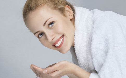 干燥起皮、紅血絲?敏感肌你不知道的事丨秋季護膚指南 干燥起皮、紅血絲?敏感肌你不知道的事丨秋季護膚指南