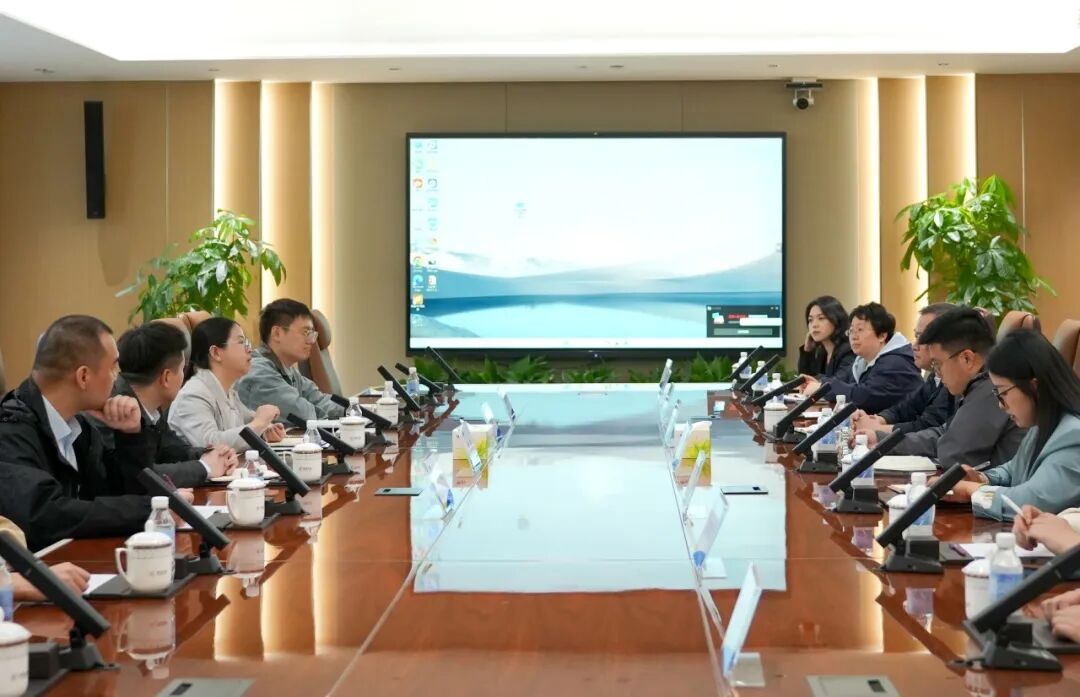 烏魯木齊國際陸港區與臨空經濟區考察團赴鑫華坤參觀調研